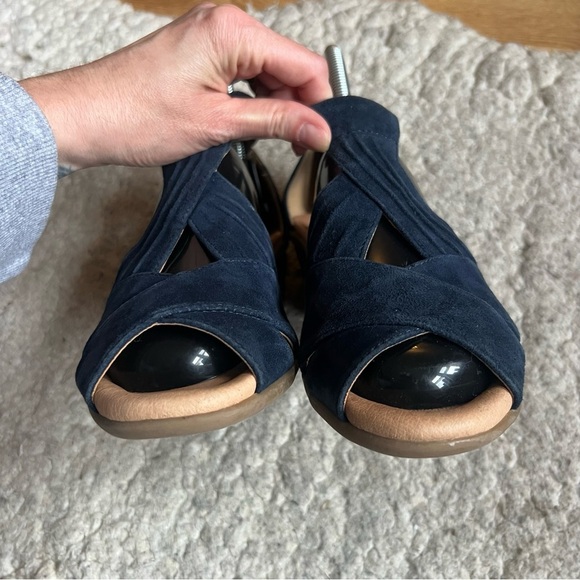 Earth: Navy Blue Suede "Curvet" Ankle Strap Wedge Sandals Size 7.5 - Picture 6 of 11